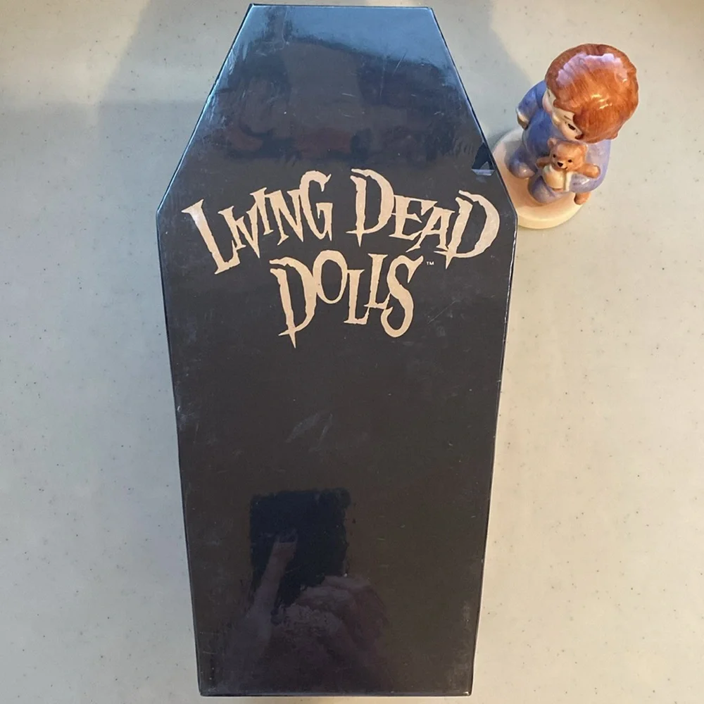 Living Dead Dolls Series 28 Sweet 16 Party Tina Pink RARE
